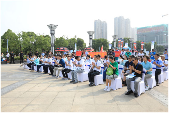 /></p><p>省體育局副局長(zhǎng)顏爭(zhēng)鳴、省體育局群體處副調(diào)研員柳昌貴、市政府副市長(zhǎng)徐美健、副秘書(shū)長(zhǎng)馬九根、市體育局局長(zhǎng)周志芳等領(lǐng)導(dǎo)出席了開(kāi)幕儀式。開(kāi)幕儀式上，市體育局副局長(zhǎng)陶勇杰介紹了活動(dòng)的基本情況。本次運(yùn)動(dòng)會(huì)設(shè)賽艇、皮劃艇、海模、水機(jī)、摩托艇特技、水上飛人、獨(dú)木舟、漿板瑜伽、動(dòng)力傘等13個(gè)表演項(xiàng)目和龍舟競(jìng)速、龍舟拔河、皮劃艇競(jìng)速、菱船接力4個(gè)比賽項(xiàng)目。項(xiàng)目設(shè)置基本涵蓋目前我市所有的水上運(yùn)動(dòng)項(xiàng)目，既有帆船、帆板等時(shí)尚運(yùn)動(dòng)，又有省非物質(zhì)文化遺產(chǎn)船拳、龍舟、劃菱船等我市傳統(tǒng)體育文化展示。</p><p> </p><p style=