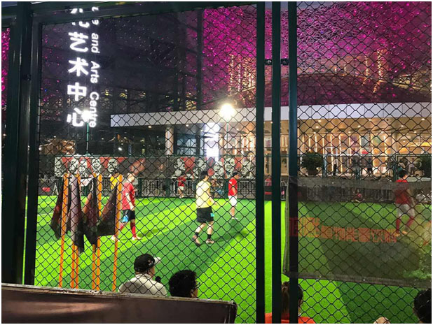 /></p><p>市體育局副局長、市體育總會副主席陳艷青女士親臨現(xiàn)場，并給蘇超五人制足球聯(lián)賽的冠軍頒發(fā)冠軍獎杯。市教育局、校園足球辦公室、市體育總會、市海外交流協(xié)會、市足球協(xié)會、工業(yè)園區(qū)宣傳部等單位代表共同出席啟動儀式。</p><p style=