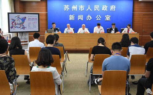 /></p><p>現(xiàn)場，賽事承辦方就本屆賽事的活動(dòng)亮點(diǎn)、獎(jiǎng)項(xiàng)設(shè)置、宣傳互動(dòng)以及安全保障等相關(guān)情況做了詳細(xì)介紹。今年，金雞湖龍舟賽再次被列入&ldquo;同樂江蘇&rdquo;系列活動(dòng)，并舉行&ldquo;同樂江蘇&rdquo;啟動(dòng)儀式。省委宣傳部、省政府新聞辦作為賽事指導(dǎo)單位，對(duì)賽事給予了大力支持，并邀請(qǐng)?jiān)诮K生活的外籍人士組隊(duì)參賽，提升賽事整體高度，擴(kuò)大品牌影響力及號(hào)召力。較之于往屆，今年賽事的參賽隊(duì)伍來源更加豐富，既有以意大利威尼斯為代表的蘇州友好城市隊(duì)，也有來自江蘇省內(nèi)南京、常州等地的隊(duì)伍。金雞湖端午龍舟賽以傳承中華民族傳統(tǒng)文化為核心，通過體育賽事全民參與的形式，傳承中國傳統(tǒng)文化，促進(jìn)國際文化間的交流與發(fā)展。</p><p style=