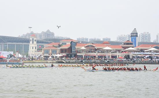 /></p><p>經(jīng)過預(yù)賽和決賽的兩輪角逐，國際教育園男子龍舟隊(duì)摘得&ldquo;12人龍舟300米直道競(jìng)速&rdquo;男子組桂冠，女子組則是威尼斯大學(xué)聯(lián)隊(duì)奪冠，22人龍舟300米直道競(jìng)速公開組冠軍由外包學(xué)院龍舟隊(duì)獲得。除最受矚目的冠亞季軍隊(duì)伍外，本屆龍舟賽還評(píng)選出了優(yōu)秀組織獎(jiǎng)、最佳團(tuán)隊(duì)協(xié)作獎(jiǎng)、最佳團(tuán)隊(duì)拼搏獎(jiǎng)等多個(gè)團(tuán)隊(duì)優(yōu)秀獎(jiǎng)項(xiàng)。</p><p style=