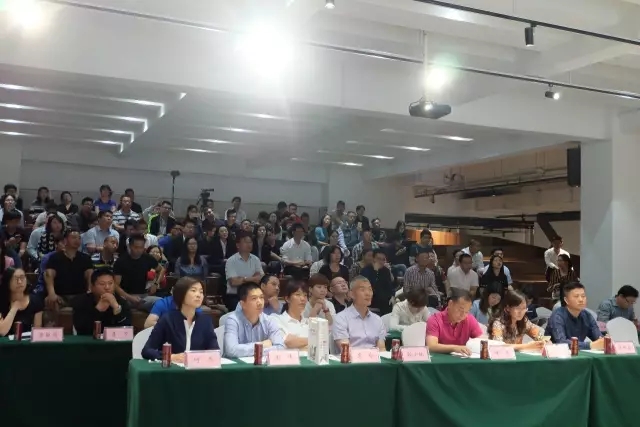 /></p><p>隨著前期大量籌備工作已經(jīng)完成，賽事開幕在即，為保障賽事及活動圓滿完成，本次領(lǐng)隊會議像大家重點宣導(dǎo)競賽規(guī)程，通報培訓(xùn)情況、給予備賽建議，講解檢錄換裝登舟和救生方案，通報儀式環(huán)節(jié)和互動活動的細化方案并通過抽簽進行競賽順序。</p><p style=